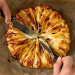 Mon feuilleté camembert-jambon-oignons : la recette riche mais tellement bonne que tout le monde me la réclame